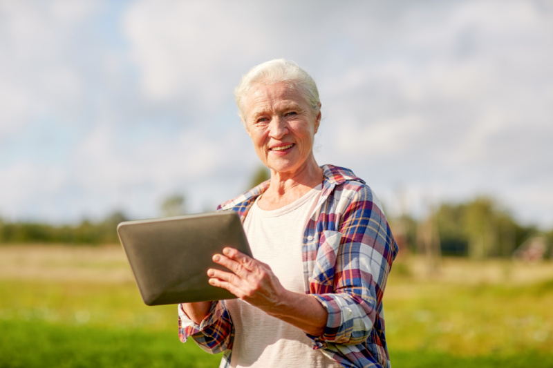 Older_woman_ipad